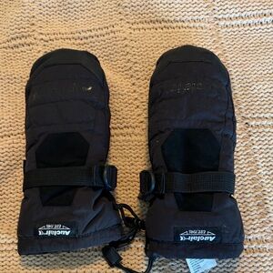 Auclair Boys Large Black Winter Mittens. In great condition. Warm for the snow!
